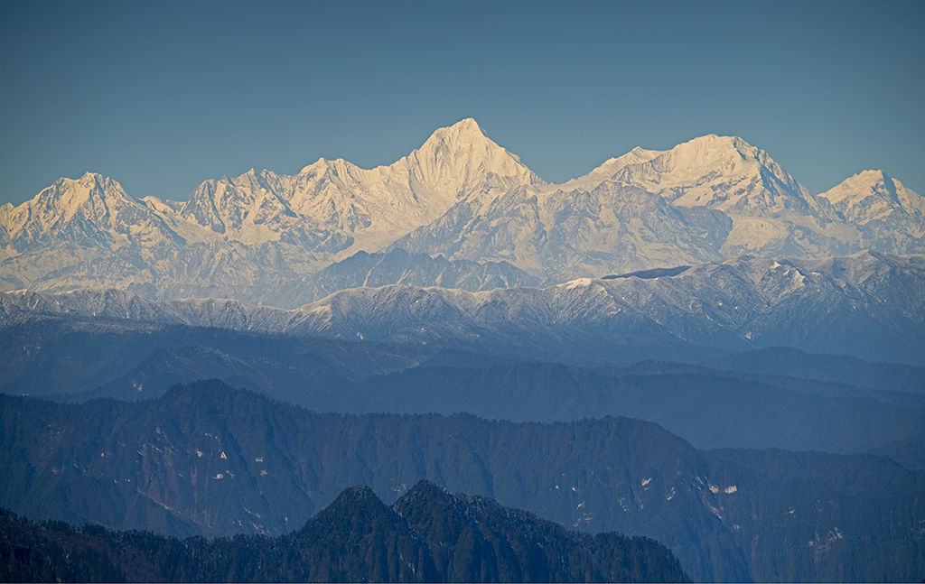 峨眉山看贡嘎雪山图片