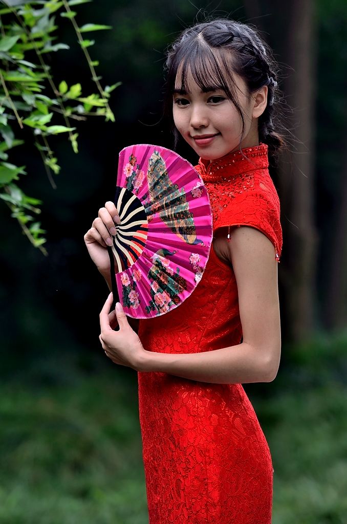 美女折扇红旗袍